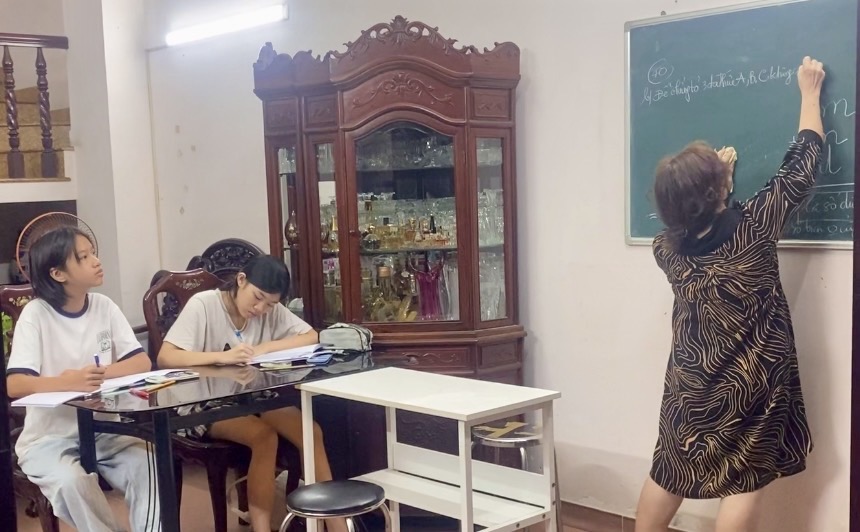 Cô Yến hướng dẫn học viên môn Toán