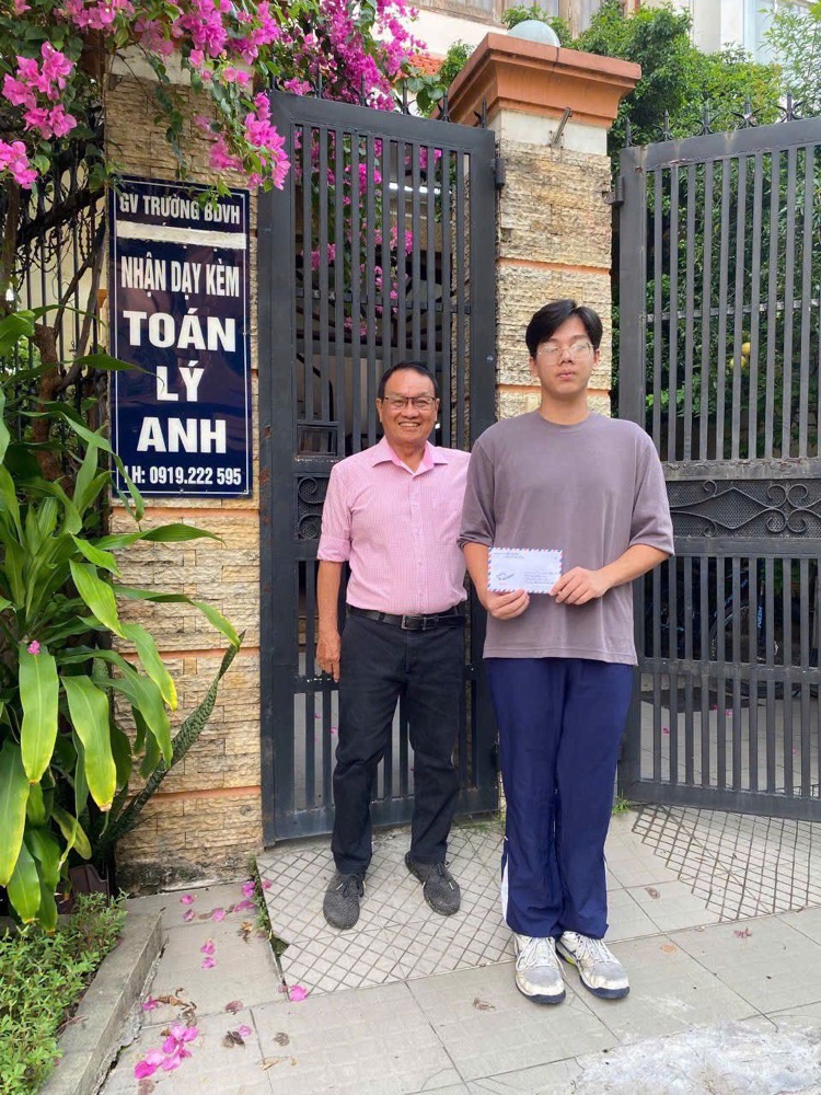 Thầy Lê Văn Thông cùng học sinh Phan Hải Anh