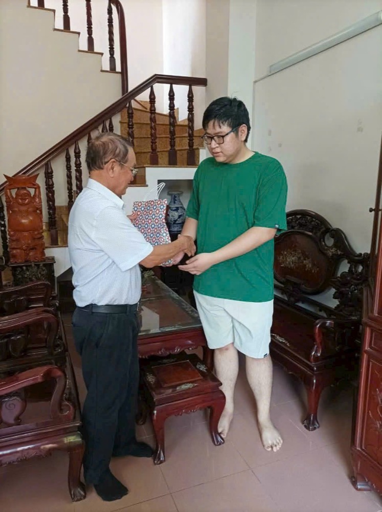Thầy Lê Văn Thông chúc mừng học sinh Trần Phước Nguyên Khôi