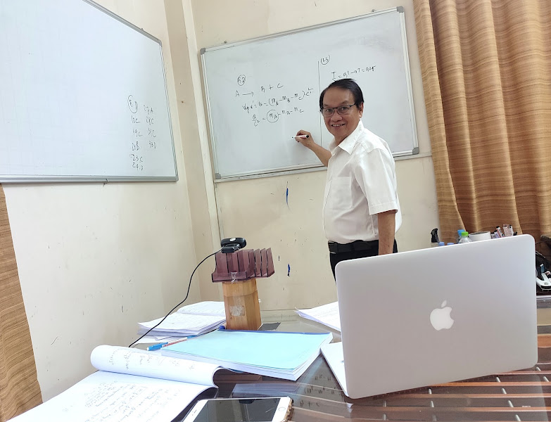 Thầy Lê Văn Thông giảng bài