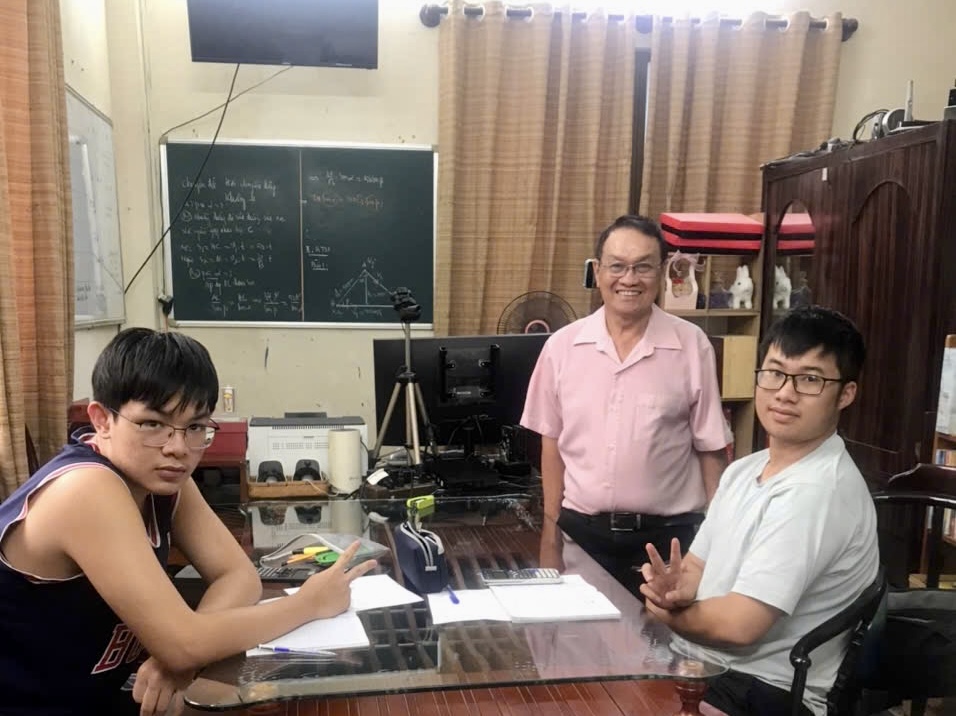 Thầy Lê Văn Thông cùng học viên lớp Vật lý