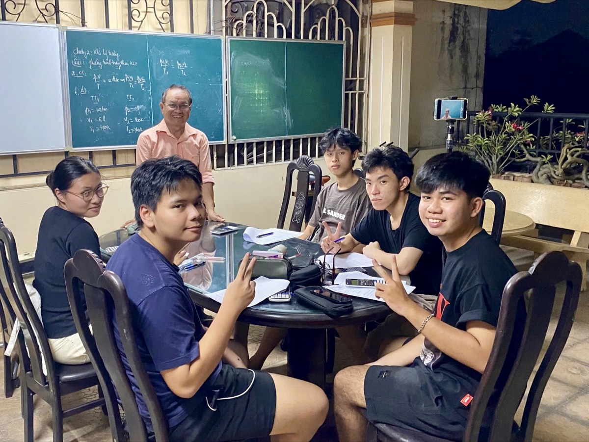 Thầy Lê Văn Thông cùng học viên